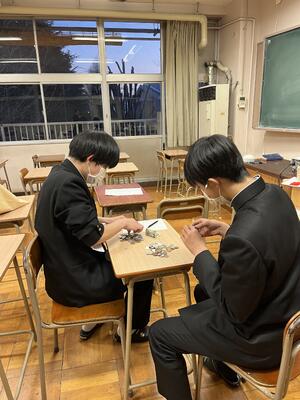 募金を計算する部員